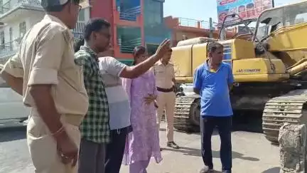 बेतिया: मंगलश्री होटल होकर स्टेशन चौक के मुख्य नाले की महापौर ने दल-बल के साथ सफाई का किया निरीक्षण