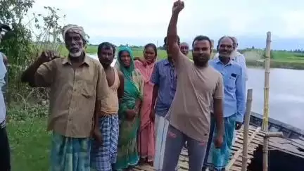 কলগাছিয়া: জনতা বজাৰৰ পৰা বালিকুৰি এন চি গাঁও লৈ যোৱা বেকী নদীৰ মৰা সুতিৰ উপৰত এখন দলং নিৰ্মাণৰ দাবীত ৰাইজে সাব্যস্ত কৰিলে প্ৰতিবাদ