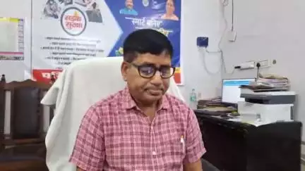 कायमगंज: कायमगंज-फर्रुखाबाद मार्ग पर रोडवेज कलर की नकली बस को किया गया सीज, ARTO ब्रजेंद्रनाथ चौधरी ने दी जानकारी