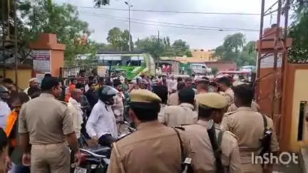 रॉबर्ट्सगंज: जिला अस्पताल में जाम लगा रहे मृतक के परिजनों को एएसपी ने हटाया, सभी अभियुक्तों की गिरफ्तारी का दिया आश्वासन