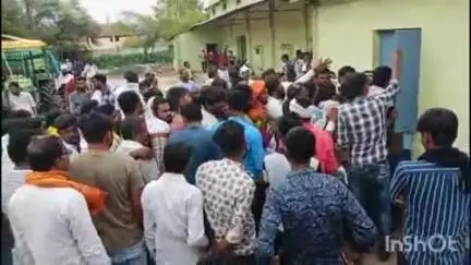 इटारसी: इटारसी मंडी के सामने खाद वितरण केंद्र पर किसानों की लगी लंबी कतार, पुलिस की मौजूदगी में 350 टोकन बांटे गए