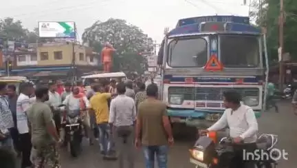 कोरबा: स्कूल से लौट रहे पिता-पुत्री सड़क दुर्घटना में घायल, डीजल टैंकर ने कार को मारी ठोकर