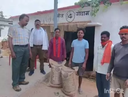 बैकुंठपुर: कोरिया जिला प्रशासन की अपील, सहकारी समिति में पर्याप्त मात्रा में खाद बीज उपलब्ध, प्रमाणित बीज और खाद का करें उपयोग