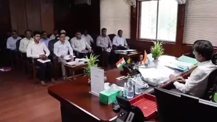 दुमका: समाहरणालय स्थित डीसी कक्ष में डीसी अभिजीत सिन्हा ने कृषि, पशुपालन एवं मत्स्य विभाग की समीक्षा बैठक की