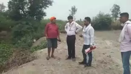 अमृतपुर: कहडर गांव में तालाब की जमीन पर बने मकान की शिकायत करने पर महंगी सैनिक ने दौड़ा कर शिकायतकर्ता को पीटा