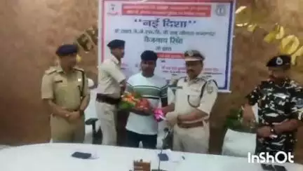 लातेहार: पुलिस अधीक्षक कार्यालय में DIG और पुलिस अधीक्षक के समक्ष JJMP कमांडर ने किया आत्मसमर्पण