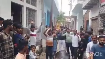 सिकंदराराऊ: मोहल्ला नौखेल पाए वाली गली में विद्युत पोल में करंट आने से भैंस की हुई मौत, पशुपालक बाल-बाल बचा, लोगों में आक्रोश
