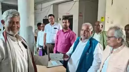 नूरसराय: नूरसराय प्रखंड कार्यालय में मंत्री श्रवण कुमार ने मृतिका के परिजनों को अनुग्रह अनुदान दिया