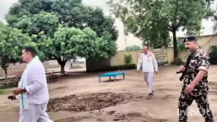 चक्की: चक्की प्रखंड के रंगी डेरा गांव में राजद नेता की मृत्यु के बाद विधायक ने पीड़ित परिवार को बंधाया ढांढस