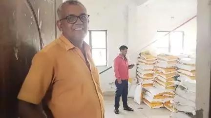 सिसवन: सिसवन प्रखंड के ई-किसान भवन में किसानों को सब्सिडी पर धान के बीज उपलब्ध कराए जा रहे