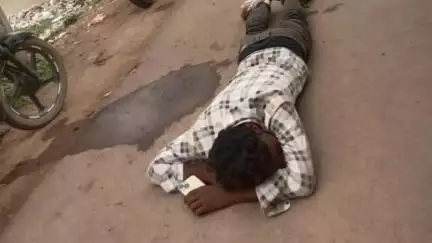 बोडला: बोड़ला शराब दुकान के पास घायल अवस्था में पड़े युवक को डायल 112 टीम ने अस्पताल में कराया भर्ती