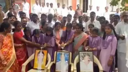 చెన్నైకొత్తపల్లిలో విద్యార్థినిలకు సర్వేపల్లి రాధాకృష్ణన్ విద్యా మిత్ర పాఠశాల కిట్లను పంపిణీ చేసిన MLA పరిటాల సునీత
