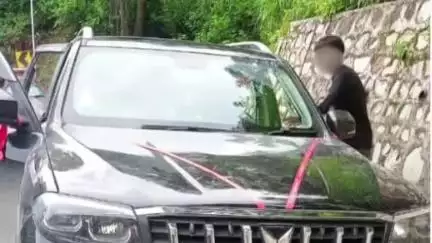 चमोली: बद्रीनाथ राष्ट्रीय राजमार्ग पर गाड़ी के सनरूफ से निकलकर हुड़दंग मचा रहे युवकों पर यातायात पुलिस ने की चालानी कार्रवाई