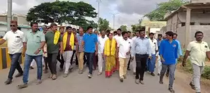 పట్టణంలో పర్యటించి ప్రజా సమస్యలను అడిగి తెలుసుకున్న ఎమ్మెల్యే ఎమ్మెస్ రాజు