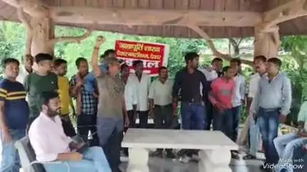 देवघर: नगर निगम की जलापूर्ति शाखा के कर्मचारियों ने अपनी मांगों को लेकर नगर निगम कार्यालय के सामने किया धरना प्रदर्शन