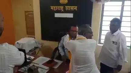 सेनगाव: पंचायत समितीचे नवनियुक्त गटविकास अधिकारी सुरेश कांबळे यांचा सामाजिक कार्यकर्त्यांच्या वतीने सत्कार