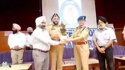 ਅੰਮ੍ਰਿਤਸਰ 2: ਮਜੀਠਾ ਰੋਡ ਬਾਈਪਾਸ 'ਤੇ ਡੀਜੀਪੀ ਸ਼ਸ਼ੀ ਪ੍ਰਭਾ ਸਪੈਸ਼ਲ ਰੇਲਵੇ ਨੇ ਲੋਕਾਂ ਨੁੂੰ ਨਸ਼ੇ ਤੋਂ ਦੂਰ ਰਹਿਣ ਨੂੰ ਲੈ ਕੇ ਕੀਤਾ ਜਾਗਰੂਕ