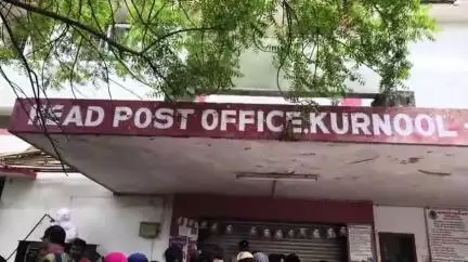 కర్నూలు: తల్లికి వందనం పథకం డబ్బుల కోసం కర్నూలు హెడ్ పోస్ట్‌ ఆఫీసు వద్ద భారీగా క్యూ లైన్ కట్టిన మహిళలు