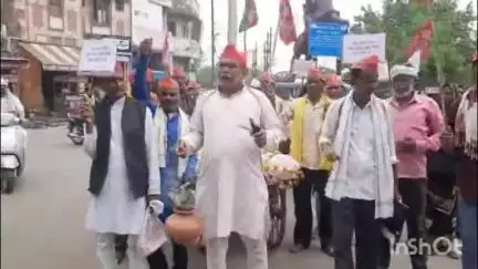 कटनी नगर: समाजवादी पार्टी ने जिला प्रशासन और नगर निगम आयुक्त का निकाला अर्थी जुलूस, SDM कार्यालय में सौंपा ज्ञापन
