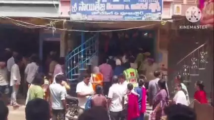 మరిపెడ: మరిపెడ మున్సిపల్ కేంద్రంలో అక్రమ నిర్మాణాల కూల్చివేత, మున్సిపల్ సిబ్బంది, ఇంటి యజమానుల మధ్య వాగ్వాదం