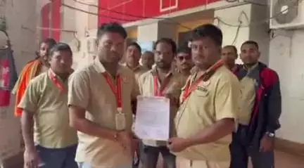 ସୁନ୍ଦରଗଡ ସହର: ୭ ଦଫା ଦାବି ନେଇ ଓଡ଼ିଶା ଡ୍ରାଇଭର ମହାସଂଘ ପକ୍ଷରୁ ଜିଲ୍ଲାପାଳଙ୍କୁ ଦାବି ପତ୍ର ପ୍ରଦାନ