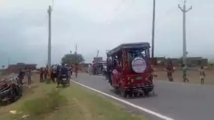 अरियरी: रामपुर गांव के पास टेंपो दुर्घटना, दो लोग घायल