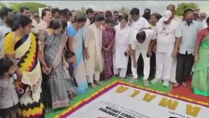 శింగనమల: మండల కేంద్రంలోని యోగా కార్యక్రమంలో పాల్గొన్న ఎమ్మెల్యే బండారు శ్రావణి, యోగా చేస్తే ఎంతో ఆరోగ్యంగా ఉంటామని వెల్లడి
