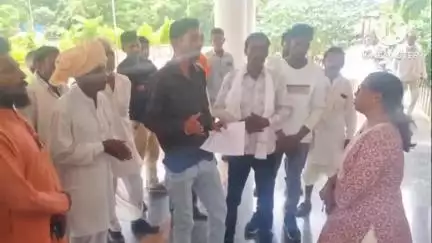 आगर: ग्राम कजलास के ग्रामीणों ने की तलाई को अतिक्रमण मुक्त कराने की मांग, कलेक्ट्रेट में सौंपा ज्ञापन