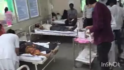 सिरोंज: कांकड़ खेड़ी घाटी पर अनियंत्रित होकर पलटी तेज रफ्तार बस, 30 से अधिक यात्री हुए घायल
