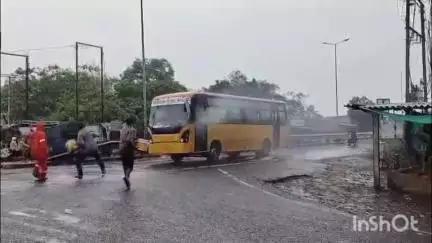 માંગરોળ: શીલ ગામ ખાતે સોમનાથ - પોરબંદર હાઇવે જરીયાવાડા ચોકડી પર એક સ્કૂલ બસમાં શોટ સર્કિટ થતાં લાગી આગ
