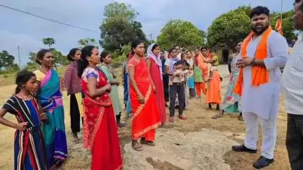 बूरमू: नाउज गांव में पहुंचे भाजपा अनुसूचित जाति मोर्चा के उपाध्यक्ष कमलेश राम ने लोगों को बताईं मोदी सरकार की योजनाएं