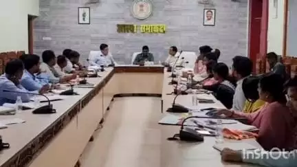 जगदलपुर: आस्था सभाकक्ष में आयोजित समीक्षा बैठक में कलेक्टर ने प्राथमिकता वाले राजस्व मामलों के समय सीमा में निराकरण के दिए आदेश