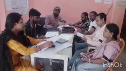 अधौरा: अधौरा प्रखंड में जीविका के कर्मचारियों ने अपनी मांगों को लेकर काली पट्टी बांधकर जताया विरोध