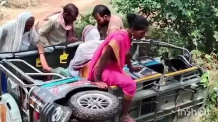 भभुआ: भभुआ भगवानपुर पथ पर सामुदायिक स्वास्थ्य केंद्र के पास यात्रियों से भरा ई-रिक्शा पलटा, बाल-बाल बचे यात्री