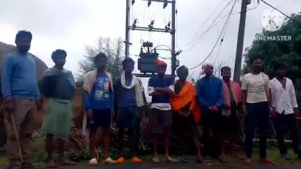 बरकट्ठा: आदिवासी बहुल क्षेत्र डुमरडीहा में ट्रांसफार्मर पिछले दो सप्ताह से खराब, लोग परेशान #jansamasya
