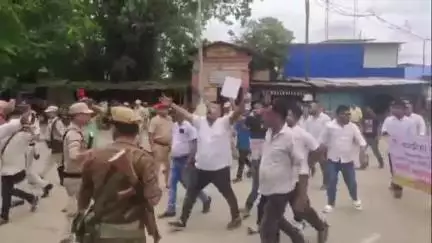 নাজিৰা: গেছ নিৰ্বাপণ কৰিব নোৱাৰা অ'এনজিচিৰ বিৰুদ্ধে নাজিৰাৰ অসম সম্পদৰ মুখ্য কাৰ্যালয়ৰ সন্মুখত অসমীয়া যুৱ মঞ্চৰ প্ৰতিবাদ
