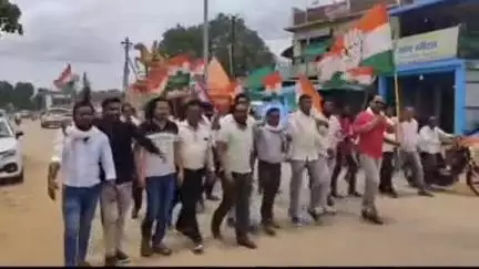 पखांजूर: ब्लॉक कांग्रेस कमेटी ने युक्तियुक्तकरण के खिलाफ विरोध प्रदर्शन किया, कोयलीबेडा के विकास खंड शिक्षा अधिकारी का घेराव