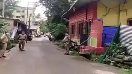 सावंतवाडी: घरातून बाहेर पडू लागले रक्‍त...सावंतवाडी, सालईवाडा येथील प्रसाद कोल्‍डींक्‍सचे मालक प्रसाद पडते यांची आत्‍महत्‍या