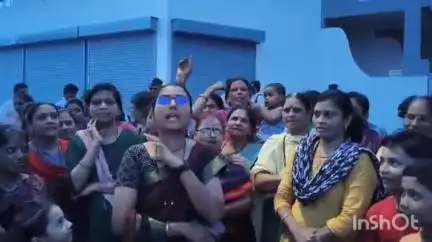 जळगाव: निमखेडी राजनगर येथील नागरिकांचे बियर बार ला विरोध करण्यासाठी रस्त्यावर उतरत आंदोलन केले