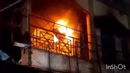 కరీంనగర్: నగరంలోని తెలంగాణ చౌక్ వద్ద ఓ బిల్డింగ్ లో అగ్ని ప్రమాదం, మంటలను అదుపు చేసిన ఫైర్ అధికారులు