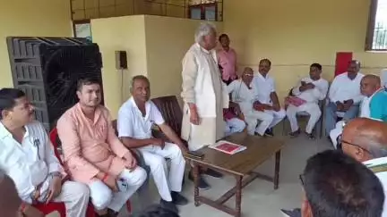 इटवा: इटवा स्थित नेता प्रतिपक्ष माता प्रसाद पाण्डेय के आवास पर सपा के कार्यकर्ताओं और पदाधिकारियों की बैठक हुई