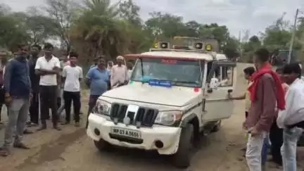 बीना: ग्राम देहरी अंडर ब्रिज के नीचे कार व बाइक की टक्कर, विवाद में छुरी लगने से कार सवार घायल, मामला दर्ज