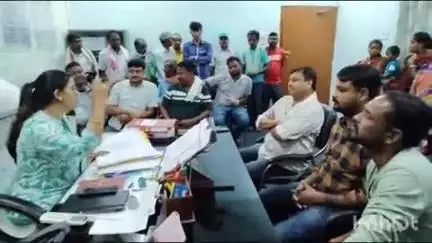 घाटशिला: पुनगोड़ा गांव के ग्रामीणों ने घाटशिला बीडीओ से आबुआ आवास योजना में गड़बड़ी की शिकायत की