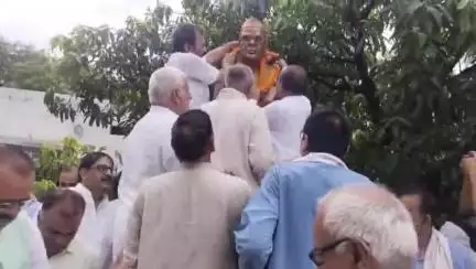 औरंगाबाद: समाहरणालय के मुख्य द्वार पर बिहार विभूति अनुग्रह बाबू की प्रतिमा पर माल्यार्पण कर मनाई गई जयंती, डीएम एवं एसपी रहे उपस्थित