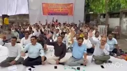 बहराइच: कलेक्ट्रेट स्थित धरना स्थल पर इंजीनियर्स एसोसिएशन के पदाधिकारियों ने किया प्रदर्शन, आजमगढ़ के डीएम की बर्खास्तगी की मांग