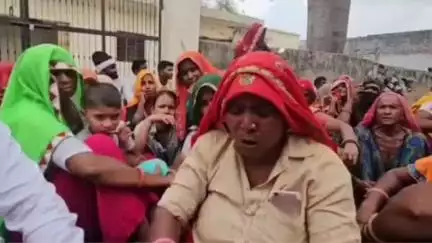 बानसूर: बामनवास काकड़ ग्राम पंचायत में पानी की समस्या को लेकर नारायणपुर में जलदाय विभाग के सामने किया विरोध प्रदर्शन
