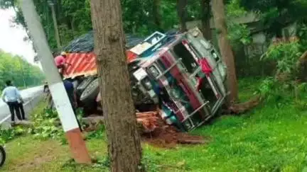 গড়বেতা ২: চন্দ্রকোণা রোড থেকে গোয়ালতোড়গামী রাজ্য সড়কে গাছে ধাক্কা লরির