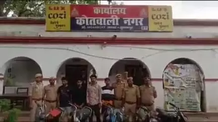 सुल्तानपुर: कोतवाली नगर पुलिस ने पुरानी हवाई पट्टी के पास से 10 चोरी की बाइक के साथ 4 शातिर चोरों को किया गिरफ्तार