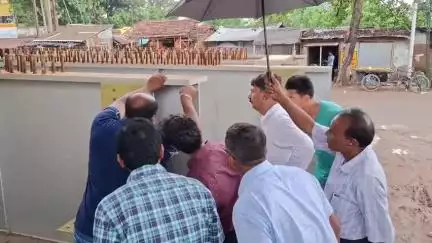 সিউড়ি ১: সিউড়ির হাটজন বাজারে রেলের ওভারব্রিজের কাজ পুনরায় শুরু হবার আগে পরিদর্শন রেলের আধিকারিকদের