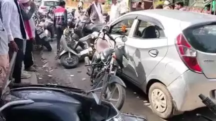दतिया नगर: हिट एंड रन: दतिया कलेक्ट्रेट के सामने फोर व्हीलर वाहन ने एक दर्जन गाड़ियों को मारी टक्कर